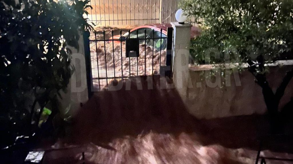 Νέα Μάκρη: Κάτω από αυτό το ΙΧ εγκλωβίστηκε ο άτυχος Πολωνός – Τον “κατάπιε” ο ορμητικός χείμαρρος (βίντεο)