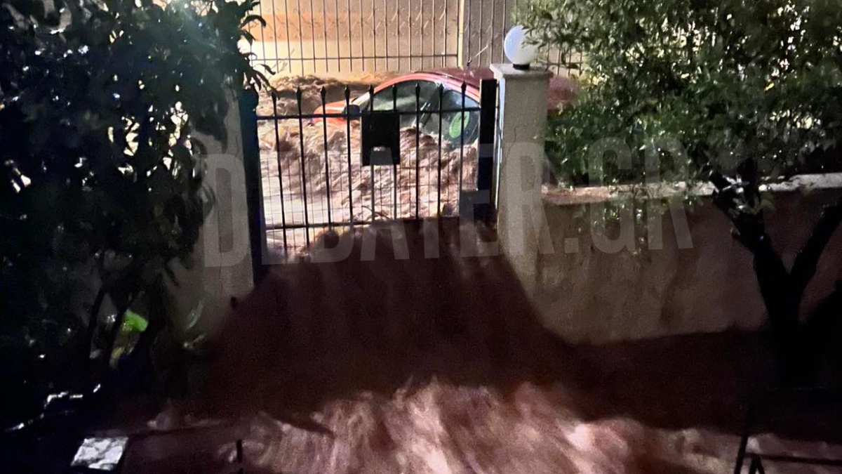 Νέα Μάκρη: Κάτω από αυτό το ΙΧ εγκλωβίστηκε ο άτυχος Πολωνός – Τον “κατάπιε” ο ορμητικός χείμαρρος (βίντεο)