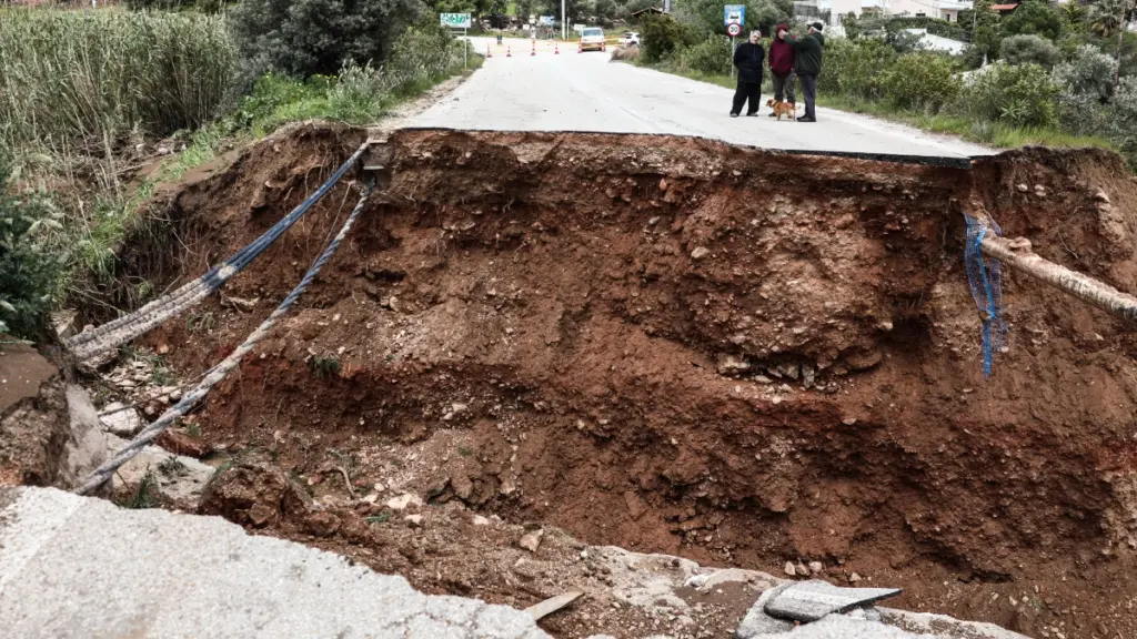 Καλλιτεχνούπολη: Τουλάχιστον 4 μήνες για να φτιαχτεί ο δρόμος που “κόπηκε” στα δύο – Απίστευτες εικόνες