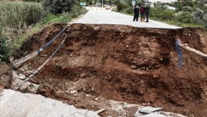 Καλλιτεχνούπολη: Τουλάχιστον 4 μήνες για να φτιαχτεί ο δρόμος που “κόπηκε” στα δύο – Απίστευτες εικόνες