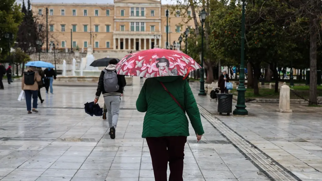 Βροχερός ο καιρός και σήμερα, πού θα εκδηλωθούν καταιγίδες – Ισχυροί άνεμοι στα πελάγη