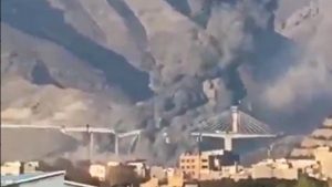 Μπαράζ ισραηλινών επιθέσεων στην Τεχεράνη, 8 νεκροί από τον βομβαρδισμό γέφυρας – 5 νεκροί στο Ισραήλ