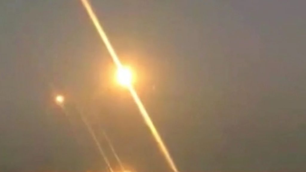 Το Ιράν βομβάρδισε εργοστάσιο ηλεκτρικής ενέργειας στο Κουβέιτ και απειλεί με καταστροφή αμερικανικές υποδομές