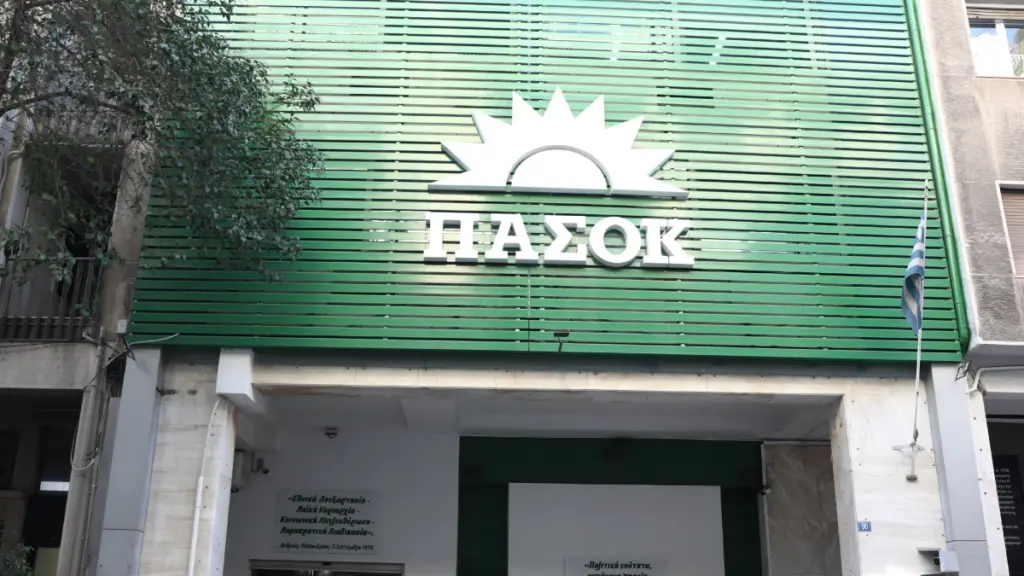 ΠΑΣΟΚ: “Ο κ. Μαρινάκης πανικόβλητος επιτέθηκε στον πρόεδρο του ΠΑΣΟΚ αφήνοντας φαιδρούς υπαινιγμούς”