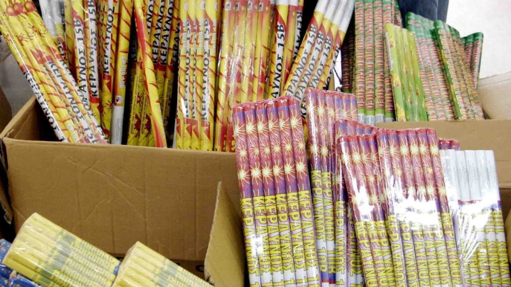 Χαμόγελο του Παιδιού: “Τα βεγγαλικά και οι κροτίδες στα χέρια ανήλικων μπορούν να μετατραπούν σε φονικά όπλα”