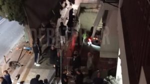 Άγιοι Ανάργυροι: Σοβαρό τροχαίο με την εμπλοκή δύο αυτοκινήτων – Το ένα μπήκε σε… αυλή (βίντεο)