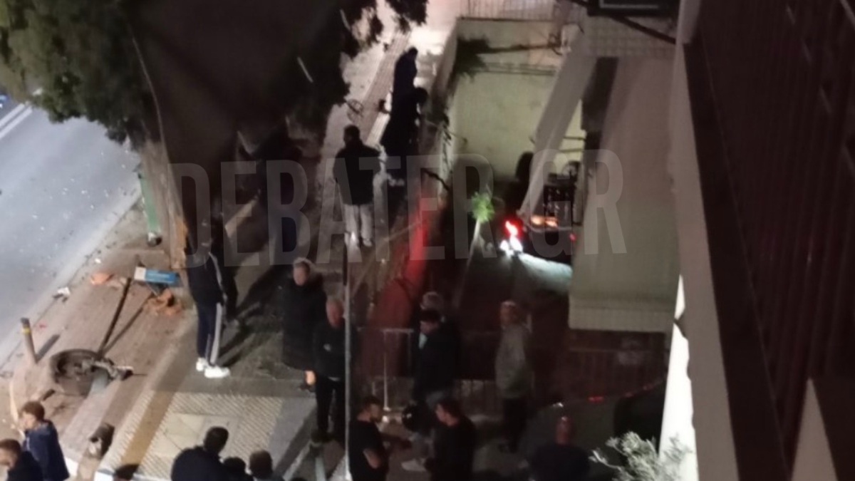 Άγιοι Ανάργυροι: Σοβαρό τροχαίο με την εμπλοκή δύο αυτοκινήτων – Το ένα μπήκε σε… αυλή (βίντεο)