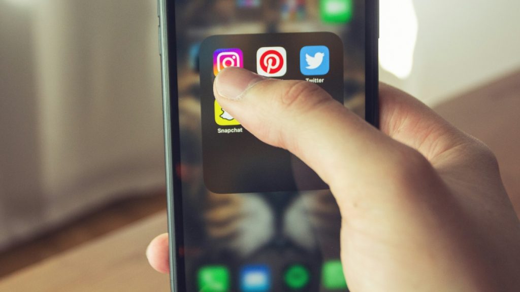 LIVE η συνέντευξη Τύπου για το νέο πλαίσιο ρυθμίσεων για την πρόσβαση των ανηλίκων στα social media