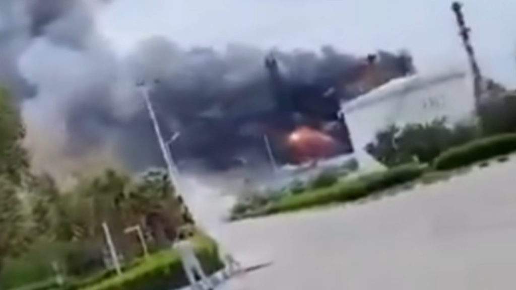 Βανς: “Εύθραυστη η εκεχειρία”- Αναφορές για χτύπημα σε διυλιστήριο του Ιράν, ιρανικές επιθέσεις σε ΗΑΕ και Κουβέιτ