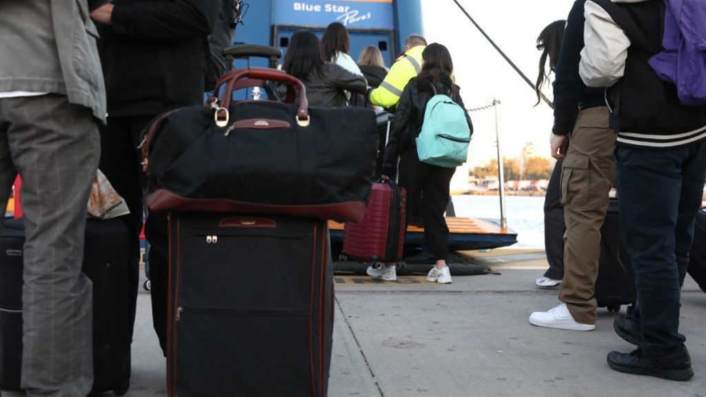 Πάσχα 2026: Σε πλήρη εξέλιξη η έξοδος των εκδρομέων – Γεμάτα φεύγουν τα πλοία για τα νησιά