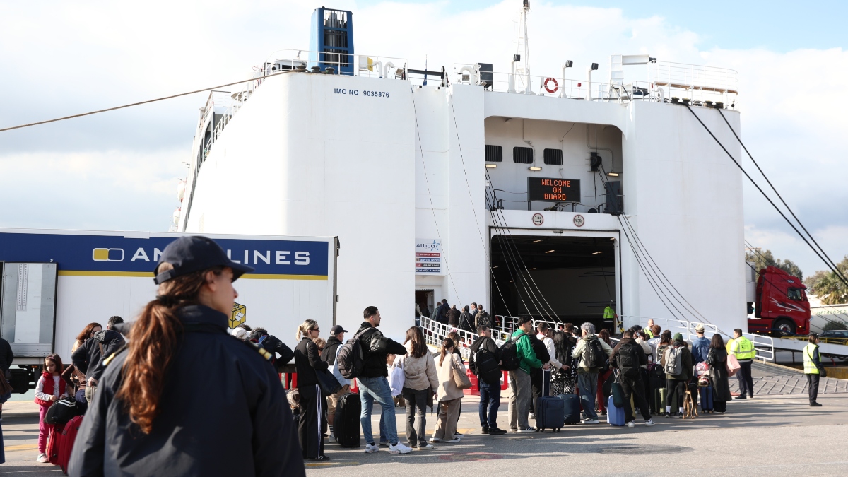 Πάσχα 2026: Σε πλήρη εξέλιξη η έξοδος των εκδρομέων – Γεμάτα φεύγουν τα πλοία για τα νησιά