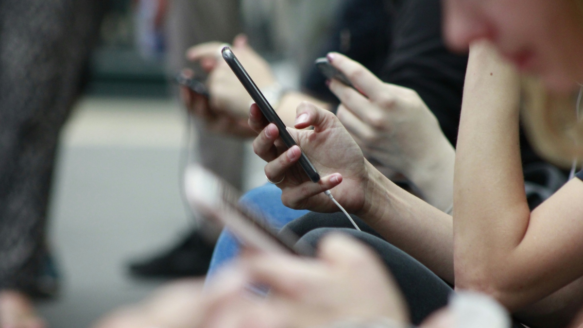 Social media: Τα ανησυχητικά στοιχεία που οδήγησαν στην απαγόρευση για τους κάτω των 15 ετών