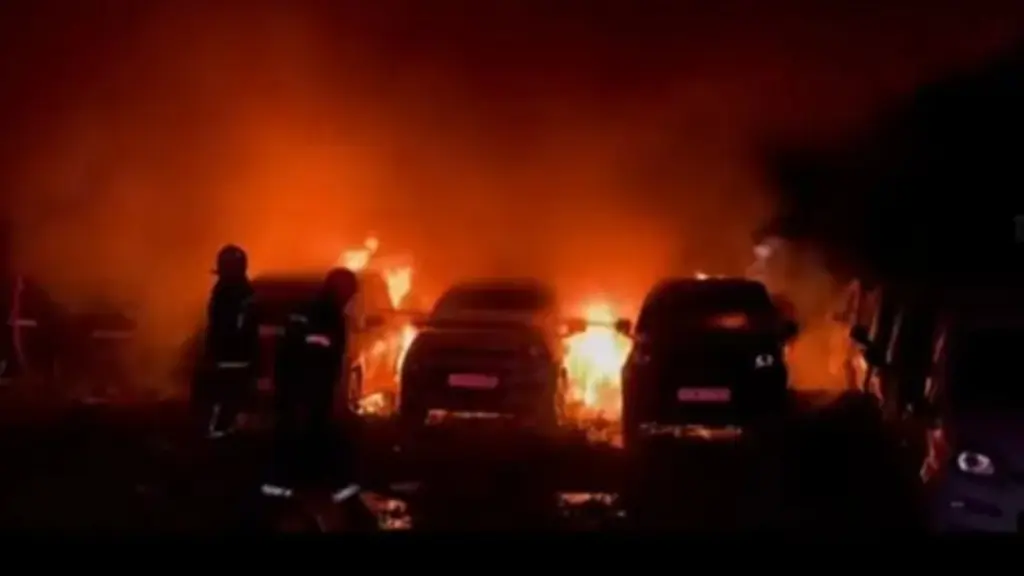 Ηράκλειο: Μεγάλη φωτιά σε χώρο στάθμευσης ενοικιαζόμενων αυτοκινήτων – Ζημιές σε 18 οχήματα (βίντεο)