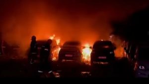 Ηράκλειο: Μεγάλη φωτιά σε χώρο στάθμευσης ενοικιαζόμενων αυτοκινήτων – Ζημιές σε 18 οχήματα (βίντεο)