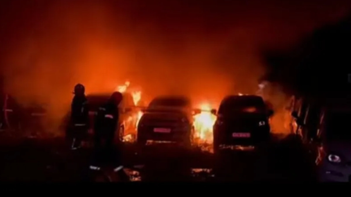 Ηράκλειο: Μεγάλη φωτιά σε χώρο στάθμευσης ενοικιαζόμενων αυτοκινήτων – Ζημιές σε 18 οχήματα (βίντεο)