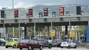 Στις φλόγες τυλίχθηκε φορτηγό στην Αθηνών – Κορίνθου – Προβλήματα στην κυκλοφορία