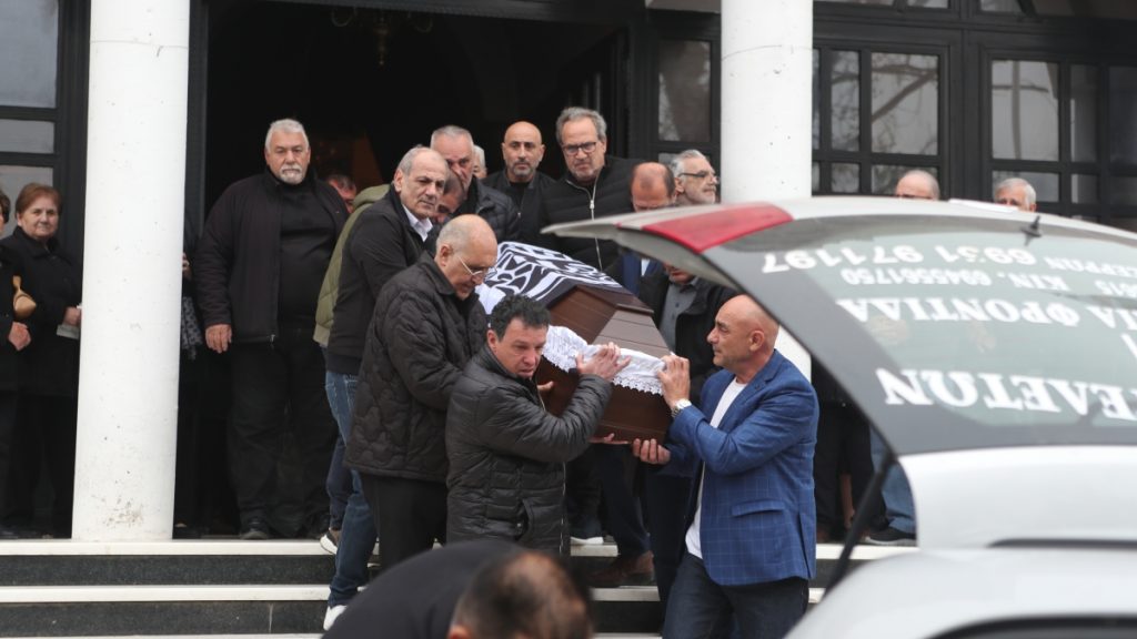 Στέφανος Μπορμπόκης: Συγκίνηση και πλήθος κόσμου στην κηδεία του παλαίμαχου ποδοσφαιριστή