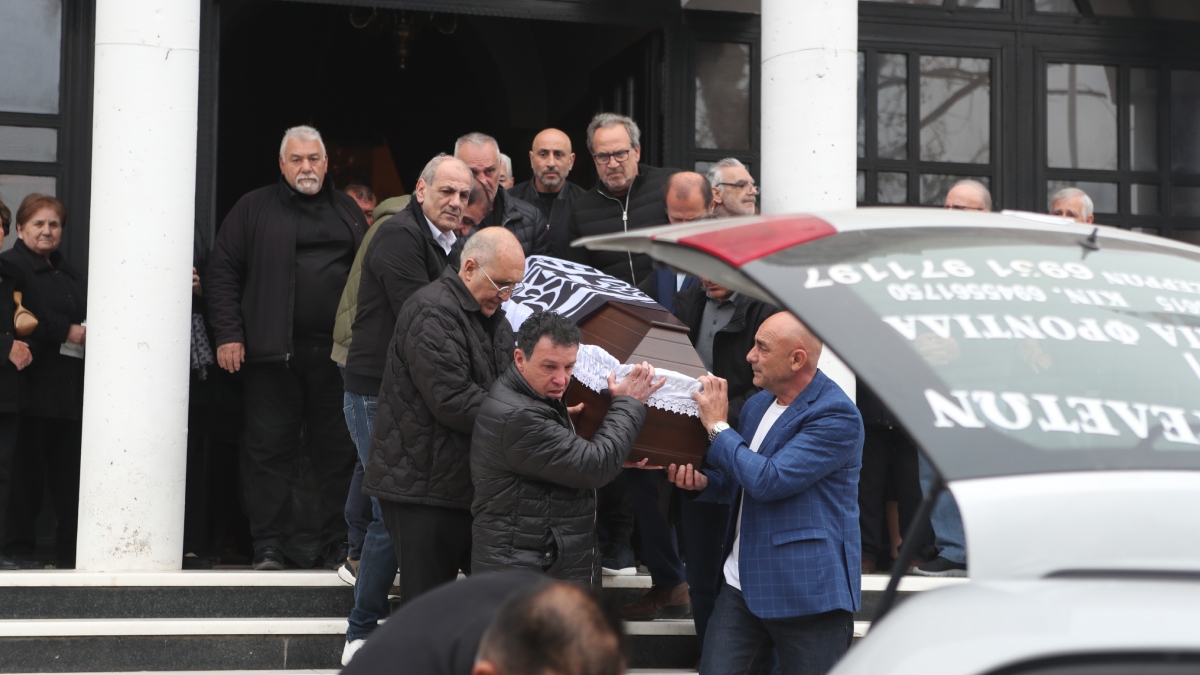 Στέφανος Μπορμπόκης: Συγκίνηση και πλήθος κόσμου στην κηδεία του παλαίμαχου ποδοσφαιριστή