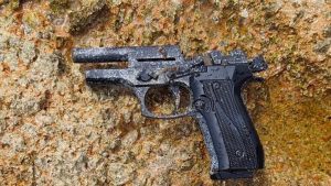 Βάρκιζα: Πολίτης βρήκε πυροβόλο όπλο στην ελεύθερη  παραλία – Μεγάλη κινητοποίηση του Λιμενικού (Φωτογραφία)