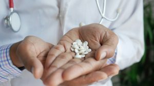 Ομόνοια: Από 10 έως 30 ευρώ χρέωνε την κάθε συνταγή για ναρκωτικά χάπια ο γιατρός που συνελήφθη