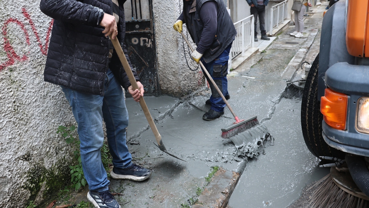 Κυψέλη: Ούτε τσιμέντο, ούτε αθηναϊκός σχιστόλιθος – Τι ήταν τελικά το υλικό που πλημμύρισε τους δρόμους