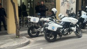 Θρίλερ στο κέντρο της Αθήνας: Νεκρή γυναίκα που έπεσε από μπαλκόνι διαμερίσματος – Προσήχθη ένας άνδρας