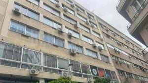 Θρίλερ στην οδό Κολοκοτρώνη: “Άκουσα τσακωμό κι ένα τζάμι να σπάει” – Οι τελευταίες στιγμές της γυναίκας που έπεσε στο κενό