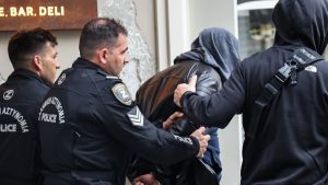 Τα σενάρια για τη νεκρή της οδού Κολοκοτρώνη – Το ραντεβού μέσω app, το ηχητικό με τις φωνές πριν την πτώση και οι αμυχές