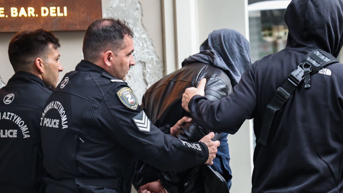 Τα σενάρια για τη νεκρή της οδού Κολοκοτρώνη – Το ραντεβού μέσω app, το ηχητικό με τις φωνές πριν την πτώση και οι αμυχές