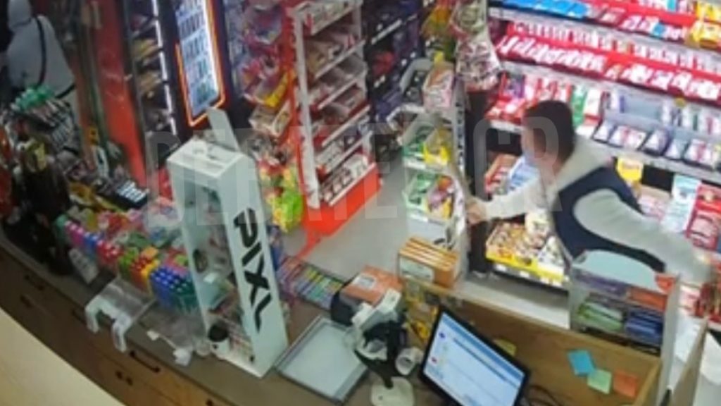 Αποκλειστικό DEBATER: Ιδιοκτήτης μίνι μάρκετ κυνήγησε ληστές με… ρόπαλο (βίντεο)