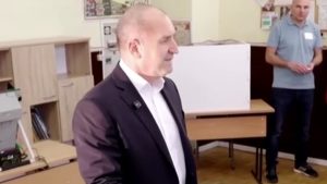 Σε νέα φάση η Βουλγαρία: Αυτοδυναμία για τον φιλορώσο Ρούμεν Ράντεφ στις βουλευτικές εκλογές