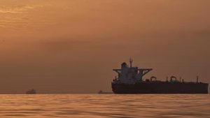 Στενά του Ορμούζ: “Σταματήστε να πυροβολείτε” – Ηχητικά με τα μηνύματα ανάμεσα στους Ιρανούς και σε πληρώματα πλοίων