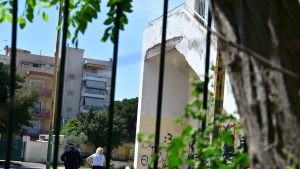 Χαϊδάρι: Κρίσιμες ώρες για τη 13χρονη που έπεσε από μπαλκόνι σχολείου – Τι εξετάζουν οι Αρχές