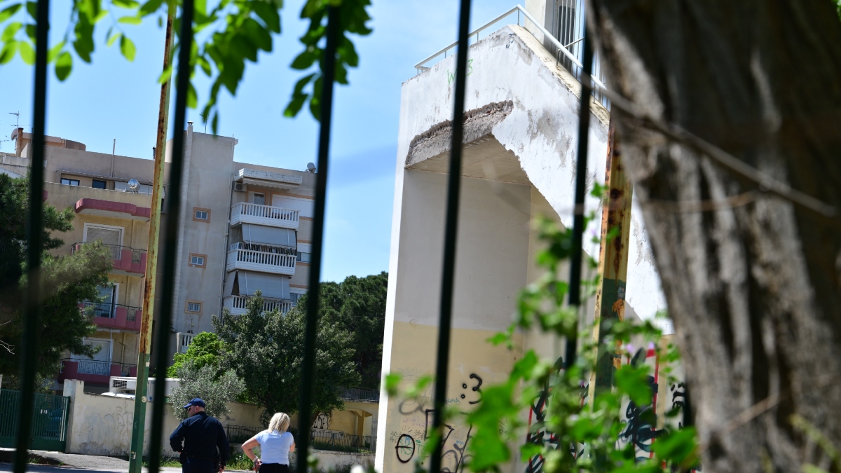 Χαϊδάρι: Κρίσιμες ώρες για τη 13χρονη που έπεσε από μπαλκόνι σχολείου – Τι εξετάζουν οι Αρχές