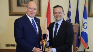 Ο Δούκας απένειμε το Μετάλλιο του Δήμου Αθηναίων στον Πρίγκιπα Αλβέρτο του Μονακό