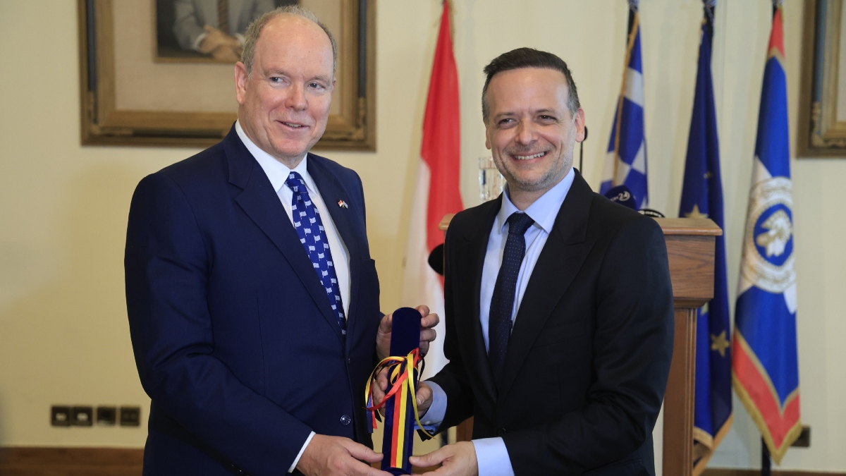 Ο Δούκας απένειμε το Μετάλλιο του Δήμου Αθηναίων στον Πρίγκιπα Αλβέρτο του Μονακό