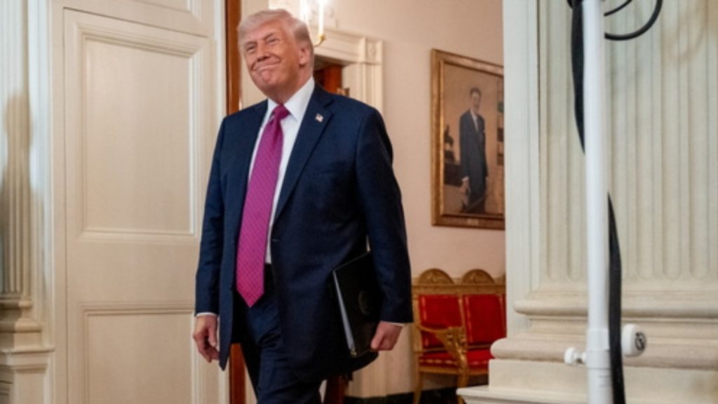 “Τέχνασμα” λέει το Ιράν για την παράταση της εκεχειρίας – Τραμπ: “Καταρρέουν οικονομικά, θέλουν να ανοίξει το Ορμούζ”