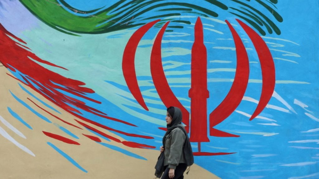 “Τέχνασμα” του Τραμπ λέει το Ιράν για την παράταση της εκεχειρίας – Πλοίο χτυπήθηκε από ιρανικά πυρά ανοιχτά του Ομάν