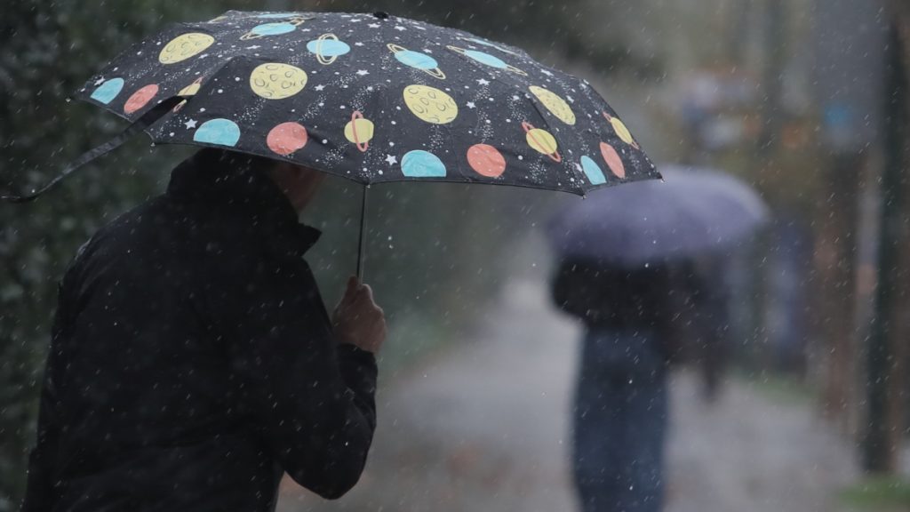 Καιρός σήμερα: Βροχές, καταιγίδες και πτώση της θερμοκρασίας – Πού θα χιονίσει