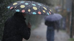 Καιρός σήμερα: Βροχές, καταιγίδες και πτώση της θερμοκρασίας – Πού θα χιονίσει