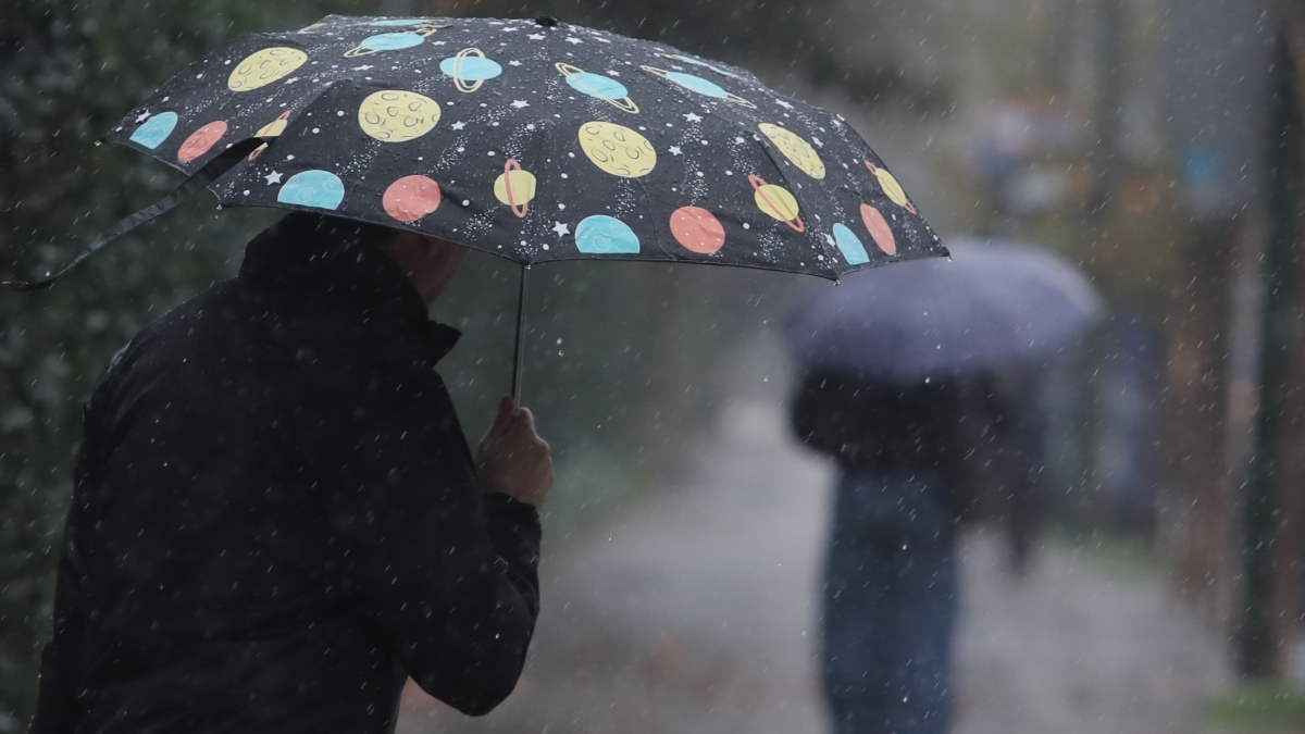 Καιρός σήμερα: Βροχές, καταιγίδες και πτώση της θερμοκρασίας – Πού θα χιονίσει