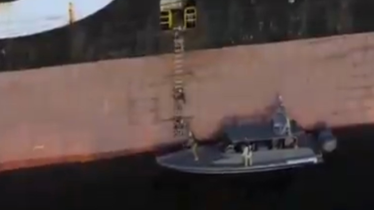 Στενά του Ορμούζ: Καρέ-καρέ το ρεσάλτο των ιρανικών δυνάμεων στο ελληνόκτητο πλοίο “Epaminondas” (βίντεο)