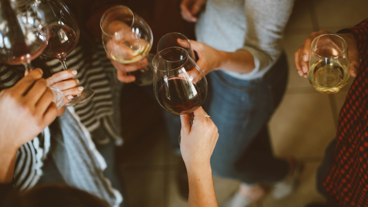 Υπερβολική κατανάλωση αλκοόλ: Πώς συνδέεται με αυξημένα περιστατικά επιθετικού καρκίνου στους νέους