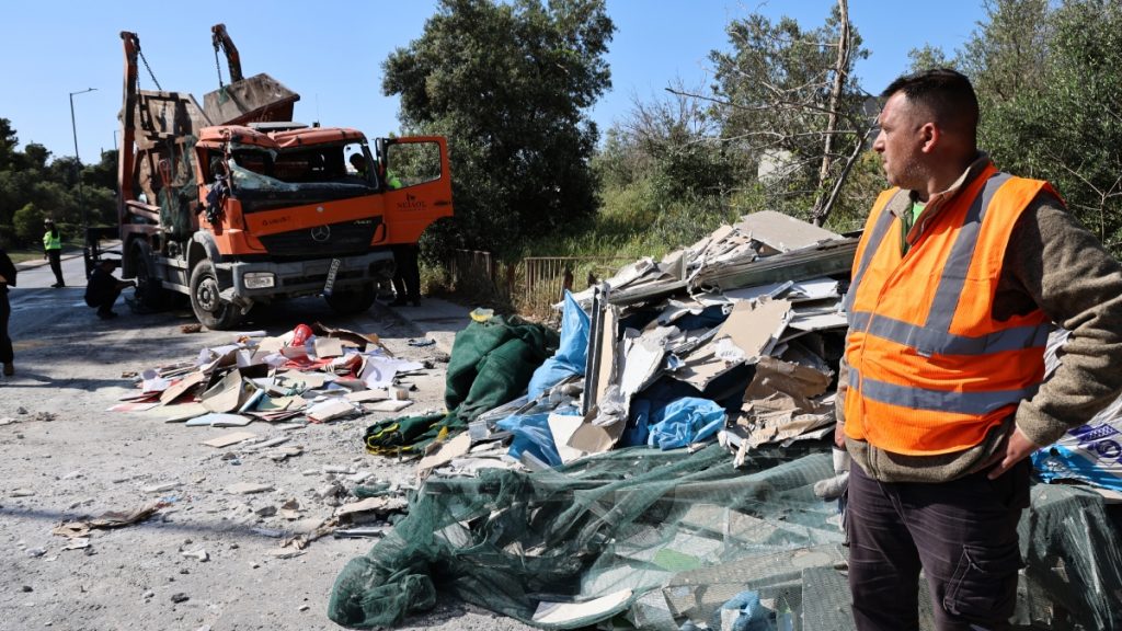 Χάος στη λεωφόρο Βουλιαγμένης μετά την ανατροπή φορτηγού με μπάζα – Πώς έγινε το τροχαίο (Εικόνες)