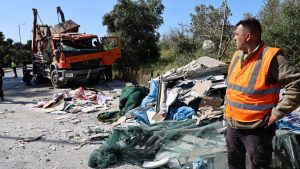 Χάος στη λεωφόρο Βουλιαγμένης μετά την ανατροπή φορτηγού με μπάζα – Πώς έγινε το τροχαίο (Εικόνες)