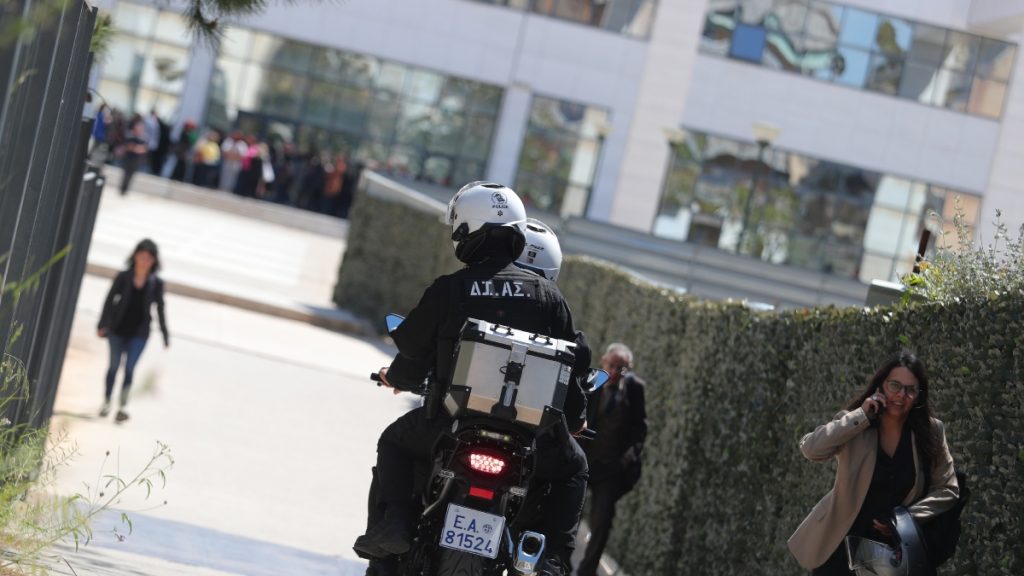 Πηγές ΕΛΑΣ για τον 89χρονο “πιστολέρο”: “Ενεργοποιήθηκαν τα προβλεπόμενα επιχειρησιακά σχέδια από την πρώτη στιγμή”