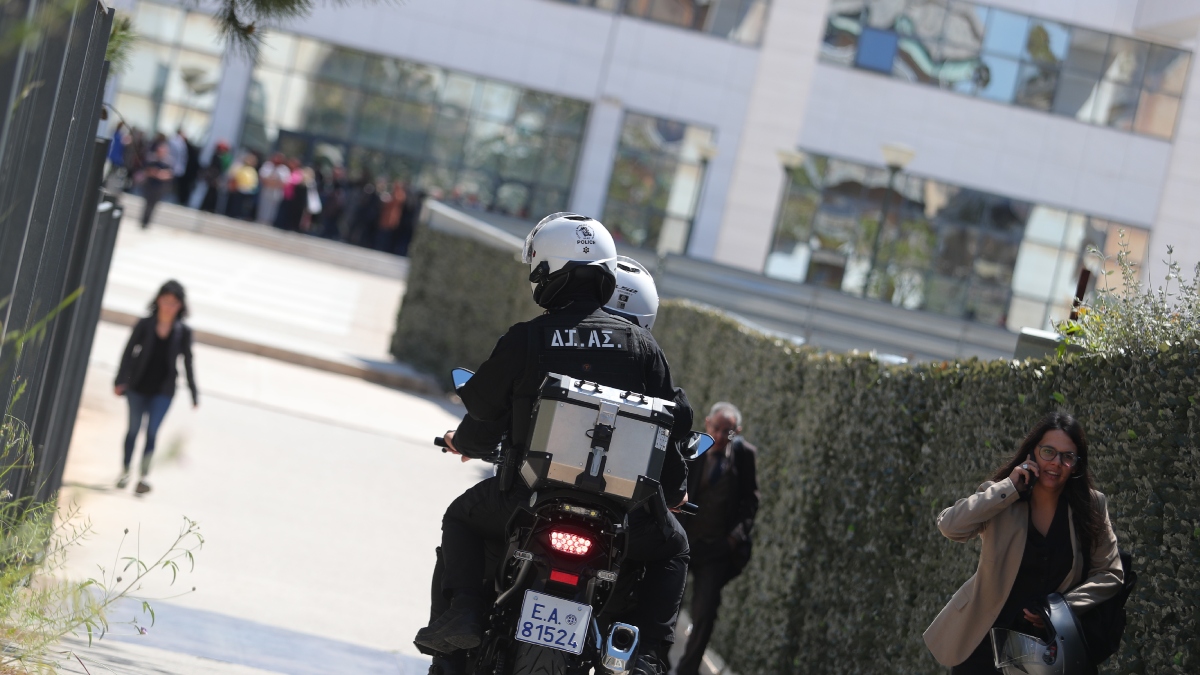 Πηγές ΕΛΑΣ για τον 89χρονο “πιστολέρο”: “Ενεργοποιήθηκαν τα προβλεπόμενα επιχειρησιακά σχέδια από την πρώτη στιγμή”