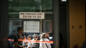 Σε κλοιό κινητοποιήσεων ΕΦΚΑ και δικαστήρια μετά τις επιθέσεις του 89χρονου – “Ελλιπή τα μέτρα ασφαλείας”