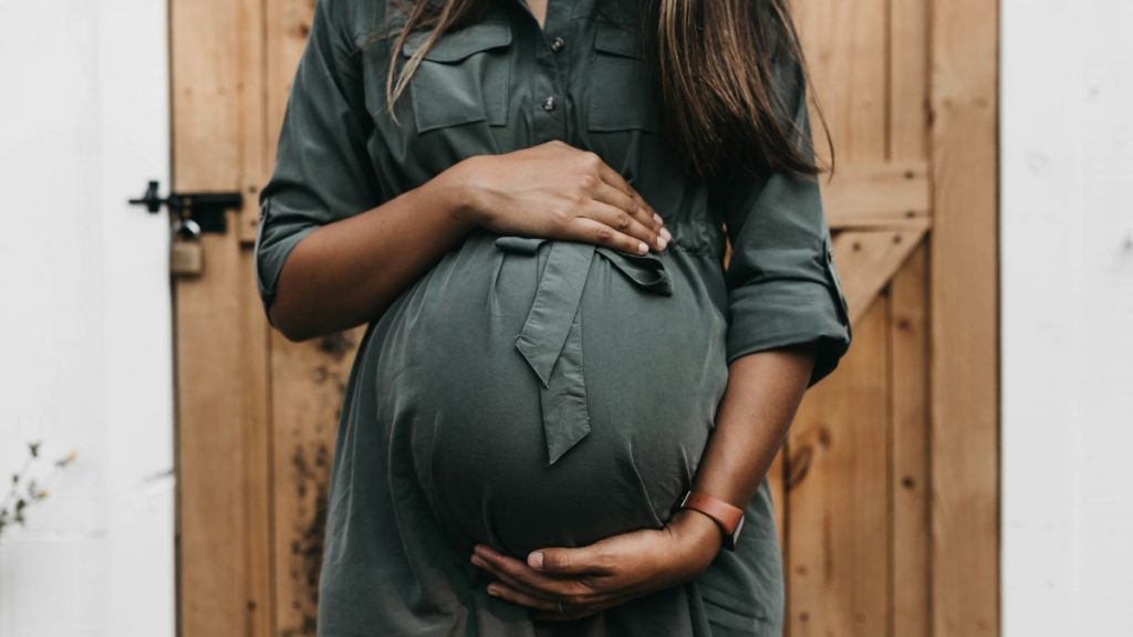 Η έκθεση στην ατμοσφαιρική ρύπανση κατά την κύηση συνδέεται με μειωμένη ανάπτυξη των μωρών