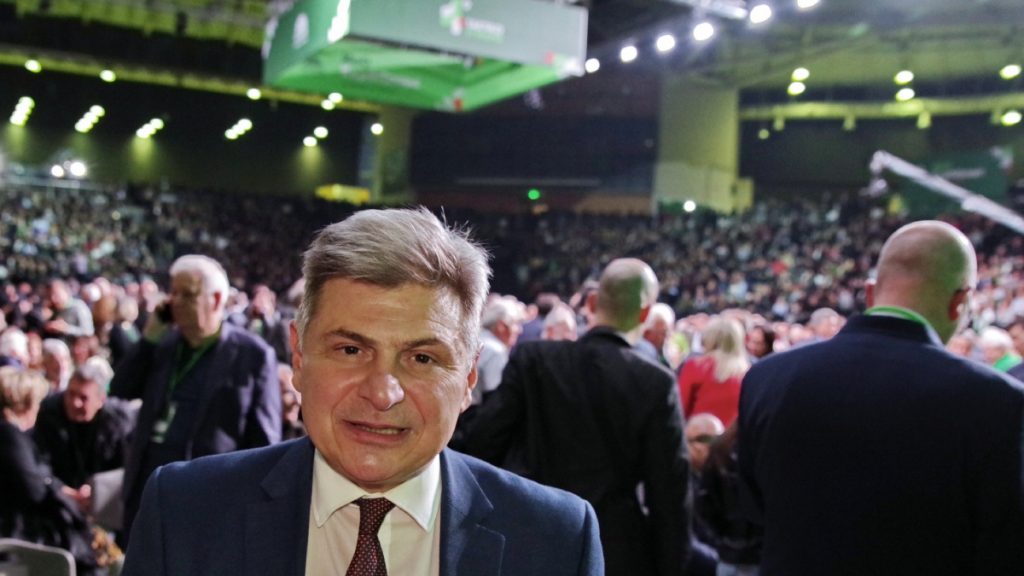 Ο Φαραντούρης ανακοίνωσε τη συμπόρευσή του με το ΠΑΣΟΚ – “Ενώνω τη φωνή μου για διαφάνεια και πολιτική αλλαγή”